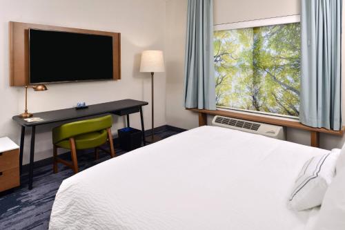 Habitación con cama extragrande del hotel Fairfield Inn and Suites by Marriott Canton. Foto 2