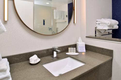 Suite con 2 camas grandes y sofá cama del hotel Fairfield Inn and Suites by Marriott Canton