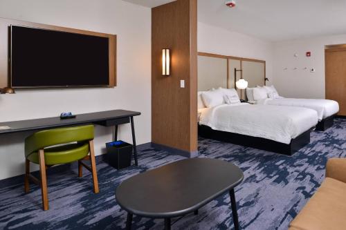 Suite con 2 camas grandes y sofá cama del hotel Fairfield Inn and Suites by Marriott Canton. Foto 1