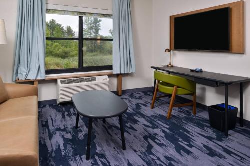 Suite con 2 camas grandes y sofá cama del hotel Fairfield Inn and Suites by Marriott Canton. Foto 2