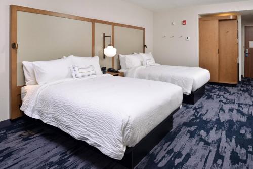 Suite con 2 camas grandes y sofá cama del hotel Fairfield Inn and Suites by Marriott Canton. Foto 4
