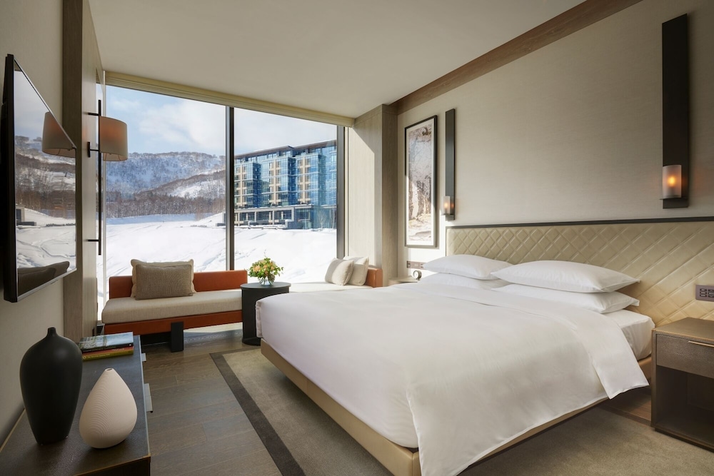 1 cama king size, vistas a la montaña del hotel Park Hyatt Niseko Hanazono. Foto 1