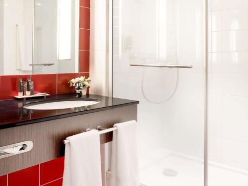 Habitación Executive con cama grande y sofá cama doble del hotel Novotel Paris Roissy CDG Convention. Foto 1