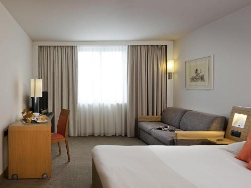 Habitación Executive con cama grande y sofá cama doble del hotel Novotel Paris Roissy CDG Convention. Foto 3