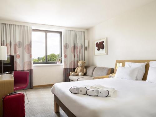 Habitación Executive con cama grande y sofá cama doble del hotel Novotel Paris Roissy CDG Convention. Foto 7