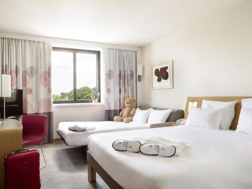 Habitación Executive con cama grande y sofá cama doble del hotel Novotel Paris Roissy CDG Convention. Foto 6