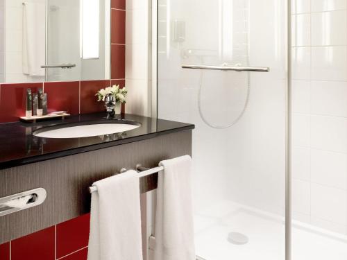 Habitación Executive con cama grande y sofá cama doble del hotel Novotel Paris Roissy CDG Convention. Foto 7