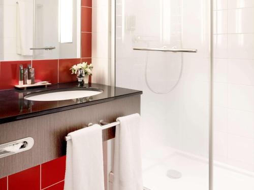 Habitación Doble Superior con sofá cama del hotel Novotel Paris Roissy CDG Convention. Foto 1