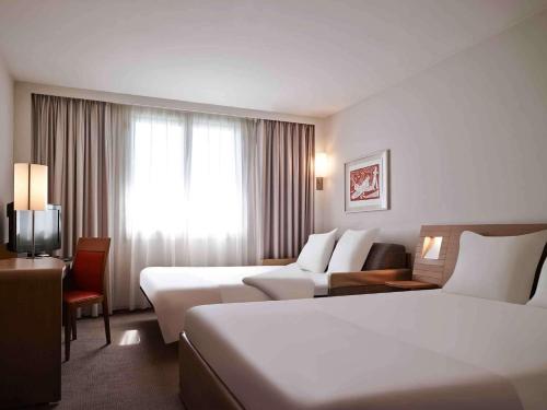Habitación Doble Superior con sofá cama del hotel Novotel Paris Roissy CDG Convention. Foto 5