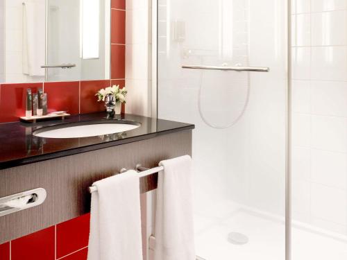 Habitación Doble Superior con sofá cama del hotel Novotel Paris Roissy CDG Convention. Foto 7