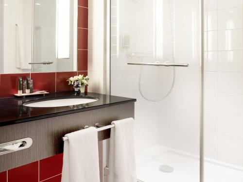 Habitación Doble Superior con sofá cama del hotel Novotel Paris Roissy CDG Convention. Foto 9