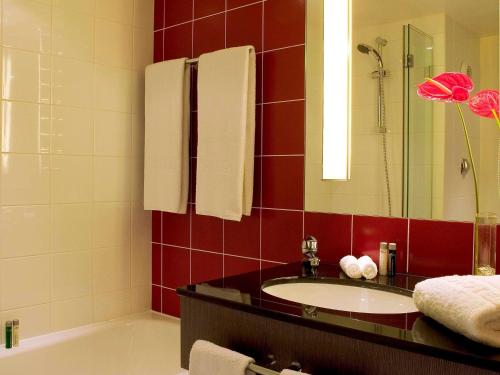 Habitación Executive con cama grande del hotel Novotel Paris Roissy CDG Convention. Foto 4