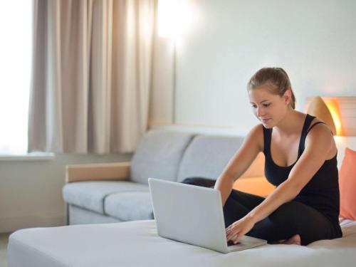 Habitación Executive con cama grande del hotel Novotel Paris Roissy CDG Convention. Foto 8