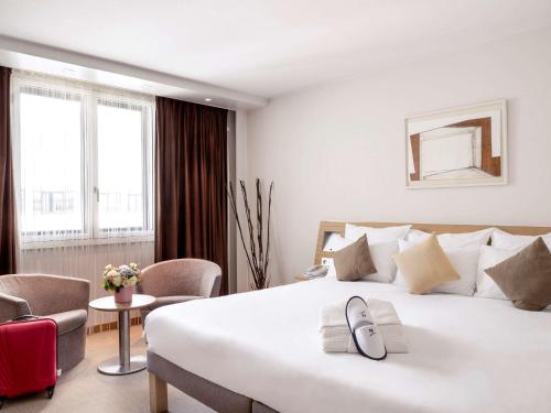 Suite con 1 cama doble y 1 sofá cama del hotel Novotel Paris Roissy CDG Convention