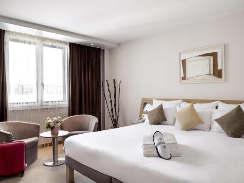 Suite con 1 cama doble y 1 sofá cama del hotel Novotel Paris Roissy CDG Convention. Foto 3