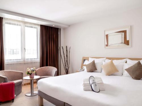 Suite con 1 cama doble y 1 sofá cama del hotel Novotel Paris Roissy CDG Convention. Foto 4