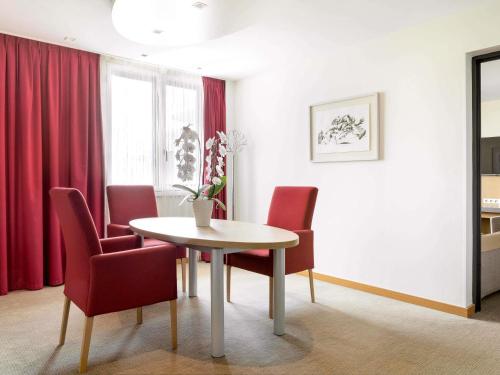 Suite con 1 cama doble y 1 sofá cama del hotel Novotel Paris Roissy CDG Convention. Foto 5