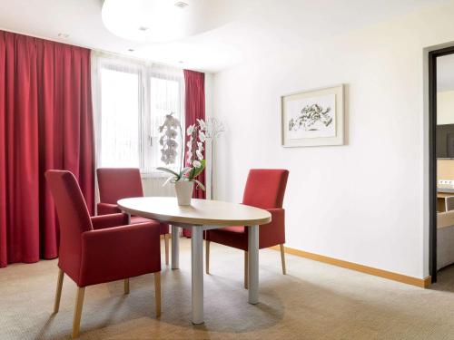 Suite con 1 cama doble y 1 sofá cama del hotel Novotel Paris Roissy CDG Convention. Foto 6