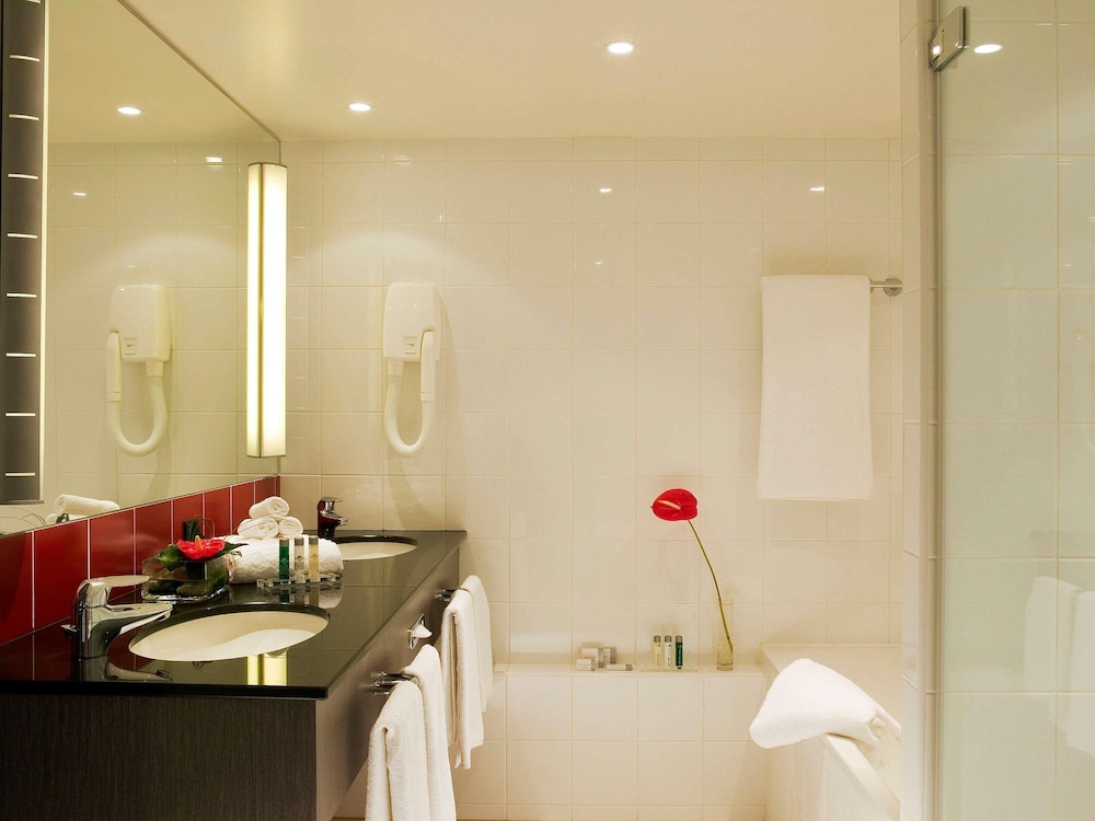 Suite, 1 cama doble con sofá cama del hotel Novotel Paris Roissy CDG Convention