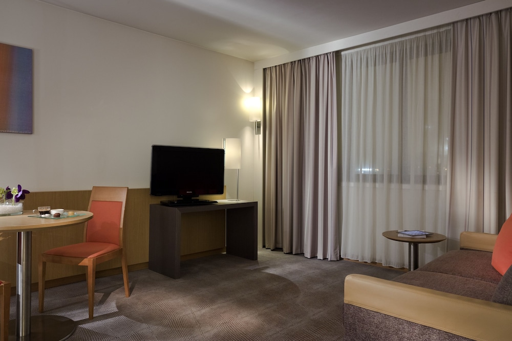 Suite, 1 cama doble con sofá cama del hotel Novotel Paris Roissy CDG Convention. Foto 1