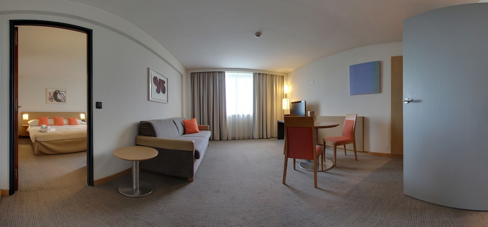 Suite, 1 cama doble con sofá cama del hotel Novotel Paris Roissy CDG Convention. Foto 6