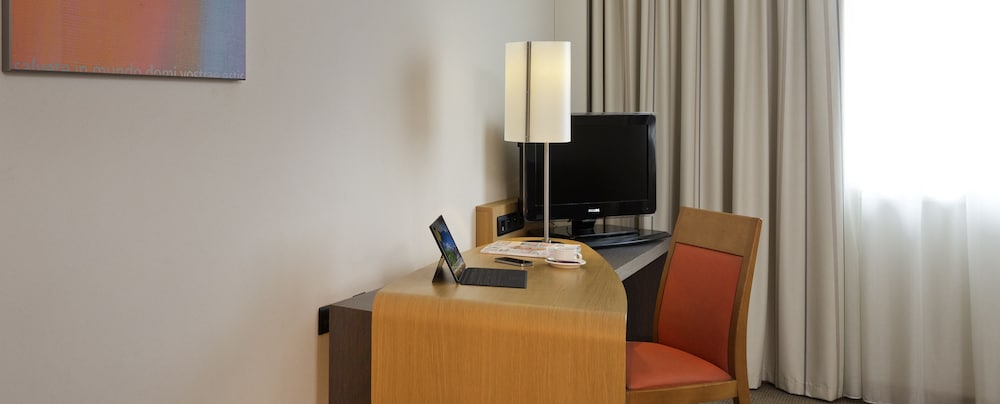 Habitación superior, varias camas del hotel Novotel Paris Roissy CDG Convention. Foto 1