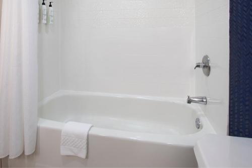 Habitación - 2 camas grandes del hotel Fairfield by Marriott Rochester Henrietta/University Area. Foto 3