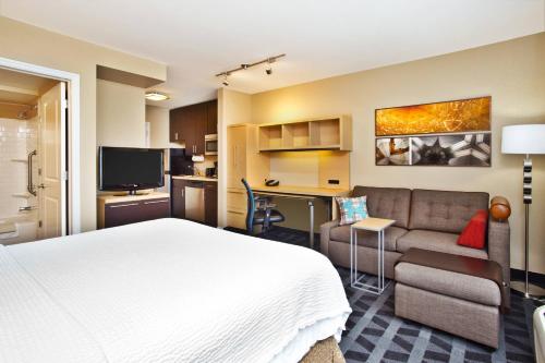 Estudio con 1 cama grande del hotel TownePlace Suites by Marriott Republic Airport Long Island. Foto 1