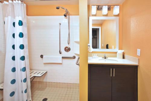 Estudio con 1 cama grande del hotel TownePlace Suites by Marriott Republic Airport Long Island. Foto 4