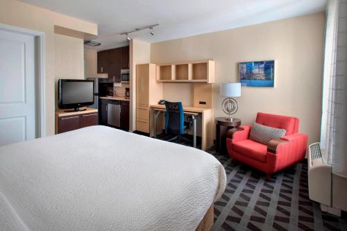 Estudio con cama extragrande del hotel TownePlace Suites by Marriott Republic Airport Long Island