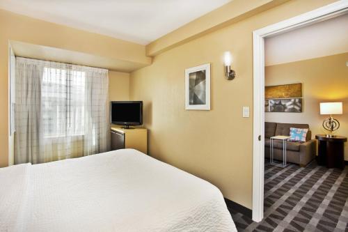 Suite de 2 dormitorios del hotel TownePlace Suites by Marriott Republic Airport Long Island. Foto 1