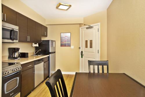 Suite de 2 dormitorios del hotel TownePlace Suites by Marriott Republic Airport Long Island. Foto 3