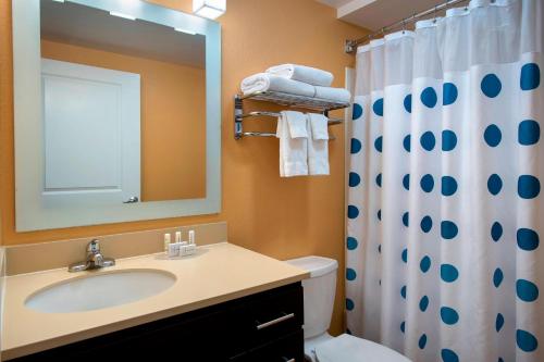 Suite de 1 dormitorio con cama grande y sofá cama del hotel TownePlace Suites by Marriott Republic Airport Long Island. Foto 4