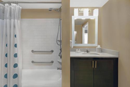 Estudio Con Cocina del hotel TownePlace Suites by Marriott Republic Airport Long Island. Foto 1