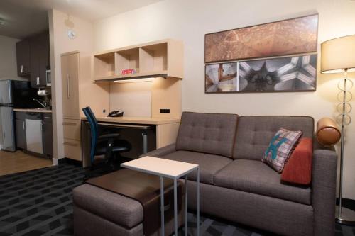 Estudio adaptado para personas con movilidad reducida y discapacidad auditiva con ducha accesible en silla de ruedas y sofá cama - Cama grande del hotel TownePlace Suites by Marriott Republic Airport Long Island