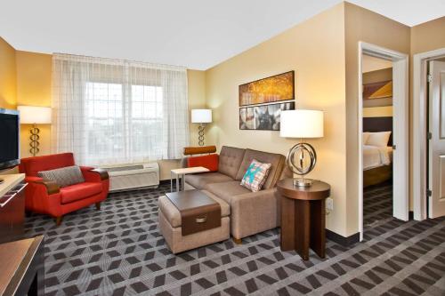 Suite de 2 dormitorios con bañera adaptada para personas de movilidad reducida - Adaptada para personas con movilidad reducida del hotel TownePlace Suites by Marriott Republic Airport Long Island