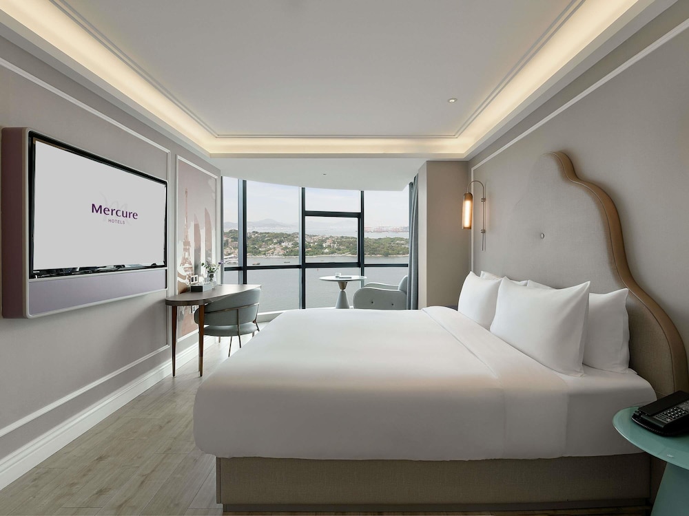 Habitación Deluxe, 1 cama de matrimonio grande del hotel Mercure Xiamen On The Bund. Foto 1