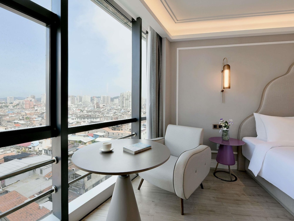 Habitación superior, 1 cama de matrimonio grande del hotel Mercure Xiamen On The Bund. Foto 7