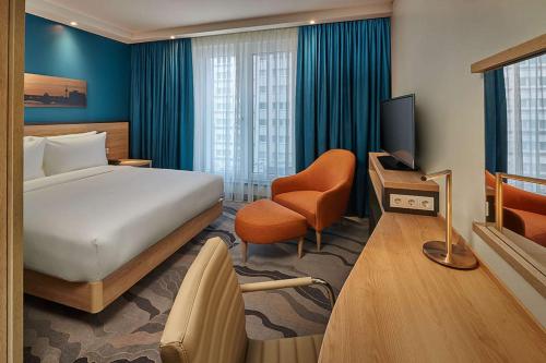 Habitación con cama grande y vistas al patio del hotel Hampton By Hilton Berlin City Centre Alexanderplatz. Foto 2