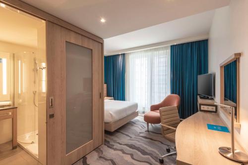 Habitación con cama grande y vistas al patio del hotel Hampton By Hilton Berlin City Centre Alexanderplatz. Foto 3