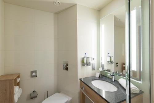 Habitación Doble con vistas a la ciudad - Cama grande del hotel Hampton By Hilton Berlin City Centre Alexanderplatz. Foto 3