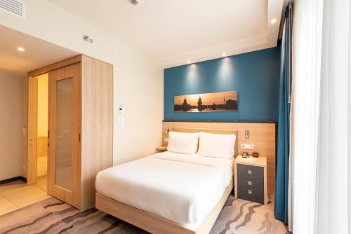 Habitación Doble con vistas a la ciudad - Cama grande del hotel Hampton By Hilton Berlin City Centre Alexanderplatz. Foto 4
