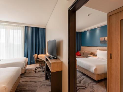 Habitaciones Comunicadas Familiares del hotel Hampton By Hilton Berlin City Centre Alexanderplatz. Foto 1