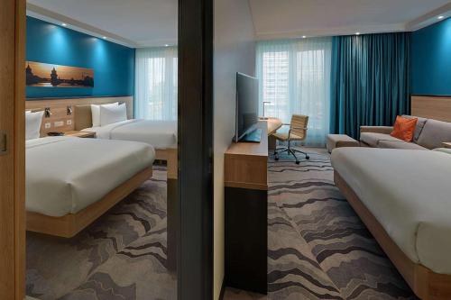 Habitaciones Comunicadas Familiares del hotel Hampton By Hilton Berlin City Centre Alexanderplatz. Foto 2