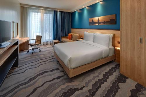 Habitación con cama grande adaptada para personas de movilidad reducida del hotel Hampton By Hilton Berlin City Centre Alexanderplatz