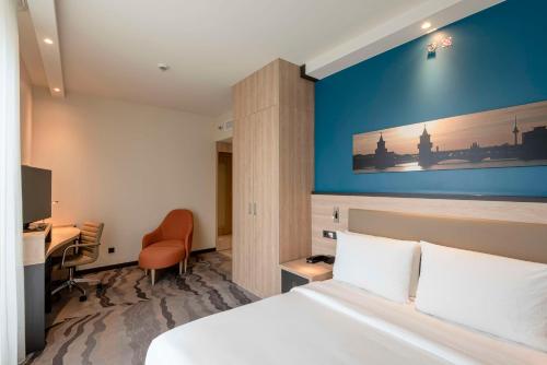 Habitación con cama grande adaptada para personas de movilidad reducida del hotel Hampton By Hilton Berlin City Centre Alexanderplatz. Foto 1