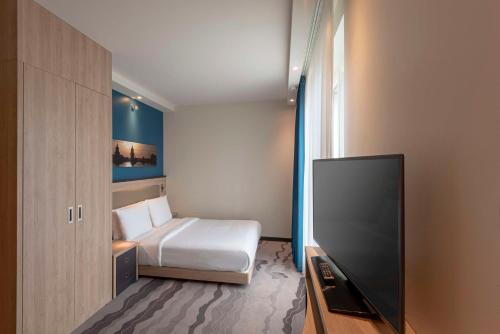 Habitación con cama grande adaptada para personas de movilidad reducida del hotel Hampton By Hilton Berlin City Centre Alexanderplatz. Foto 2