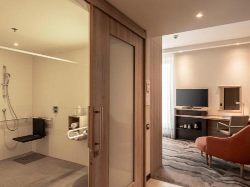 Habitación con cama grande adaptada para personas de movilidad reducida del hotel Hampton By Hilton Berlin City Centre Alexanderplatz. Foto 3