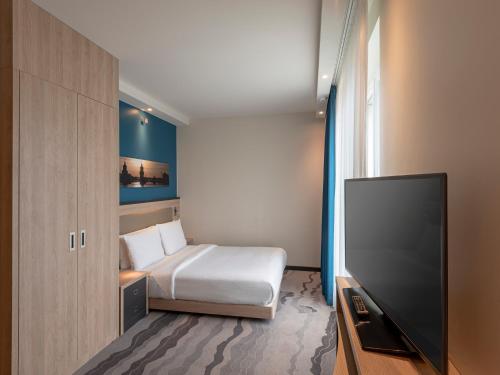 Habitación con cama grande adaptada para personas de movilidad reducida del hotel Hampton By Hilton Berlin City Centre Alexanderplatz. Foto 4
