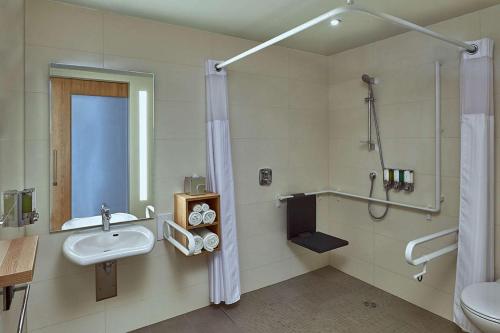 Habitación con cama grande adaptada para personas de movilidad reducida del hotel Hampton By Hilton Berlin City Centre Alexanderplatz. Foto 5